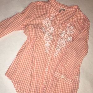Lightweight button up top